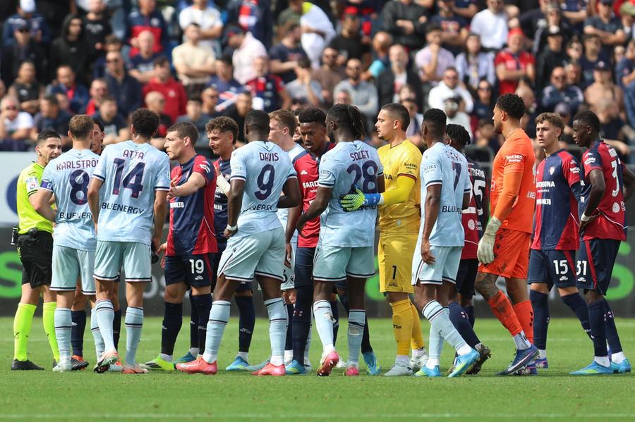 Caso razzismo in Cagliari-Udinese, il club rossoblù: «Sorpresi dalle accuse, tutto chiarito in campo»