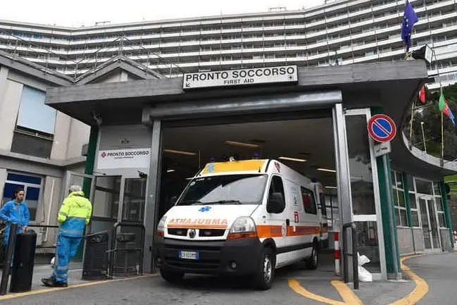 Il Pronto soccorso del San Martino di Genova (Ansa)