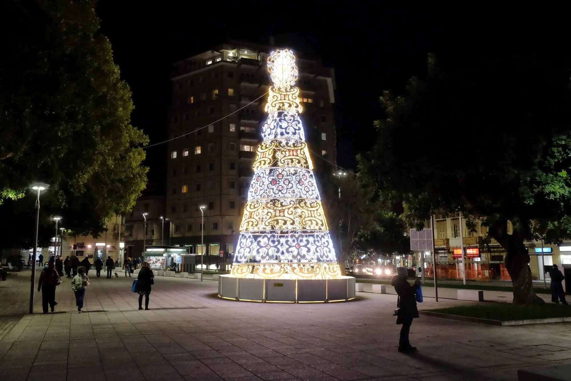 L'albero di Natale che era stato installato in piazza Garibaldi (L'Unione Sarda)