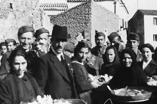 Vallermosa, Pasqua 1943. Alcune donne del paese offrono i dolci ai cagliaritani sfollati