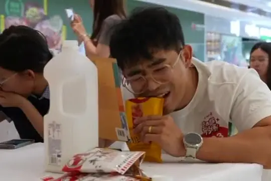 Cina, a Pechino la gara per mangiare di nascosto in classe