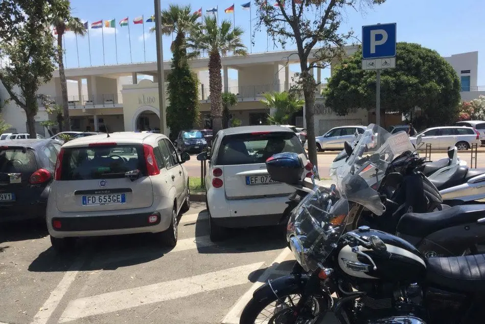 Auto parcheggiate negli spazi riservati alle moto