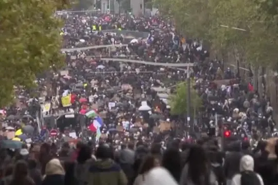 Parigi, in migliaia manifestano pacificamente contro il carovita