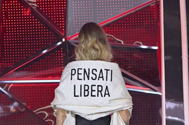 Lo slogan "Pensati libera"