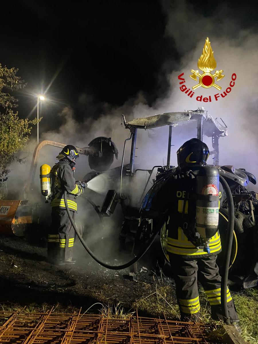 Sarule, trattore in fiamme nella notte: intervengono i vigili del fuoco