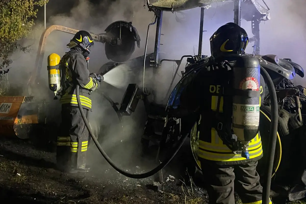 Sarule, mezzo agricolo in fiamme nella notte (foto vigili del fuoco)