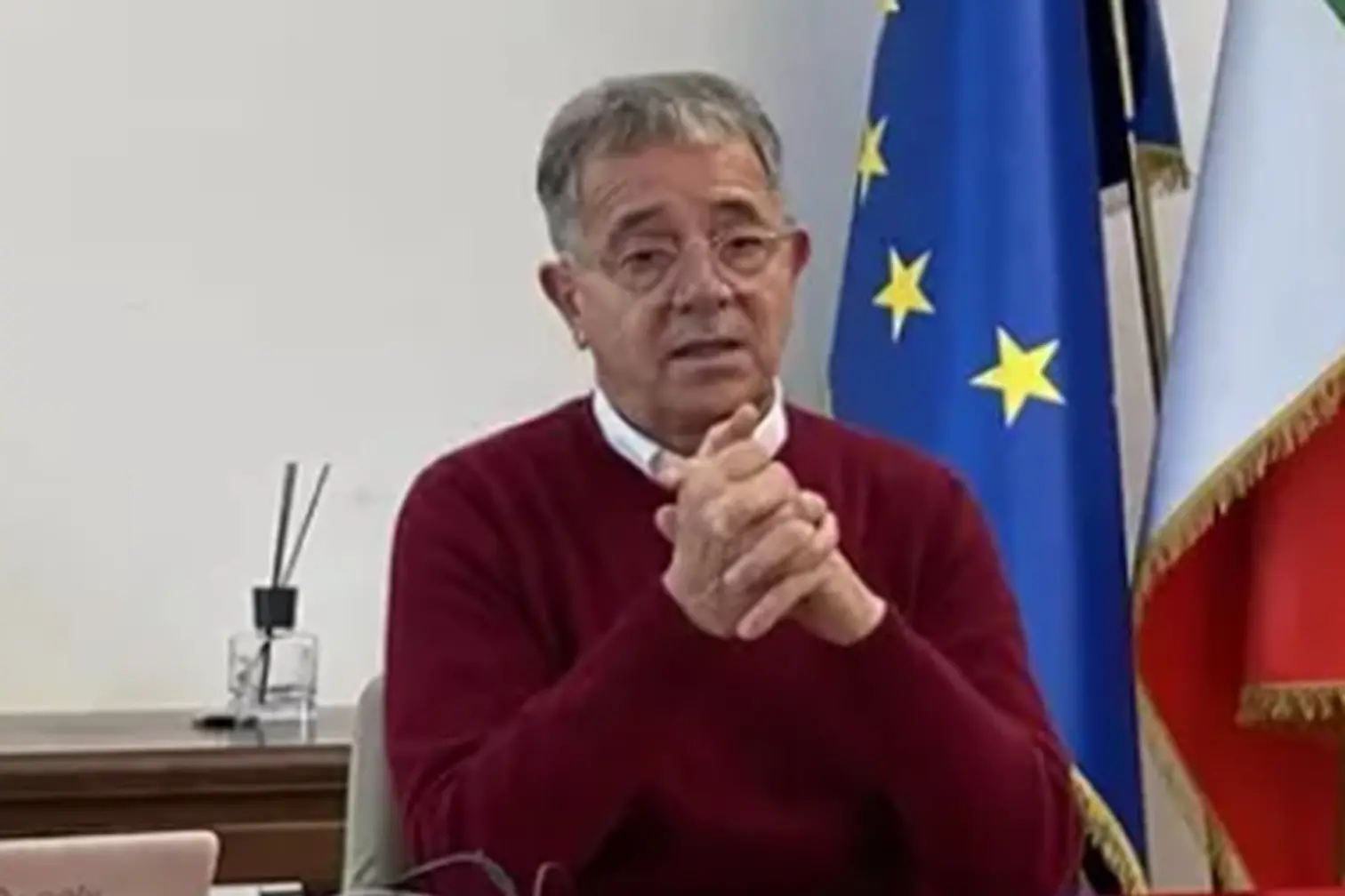 Il sindaco di Olbia, Settimo Nizzi, in conferenza stampa (Ansa)