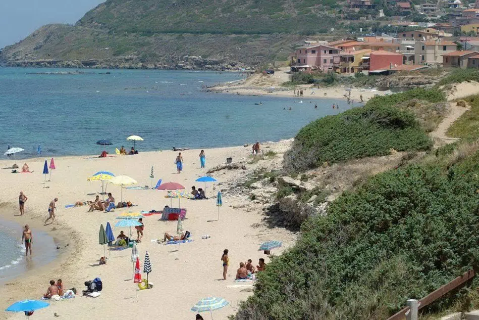 Spiaggia di Castelsardo (immagine d'archivio)