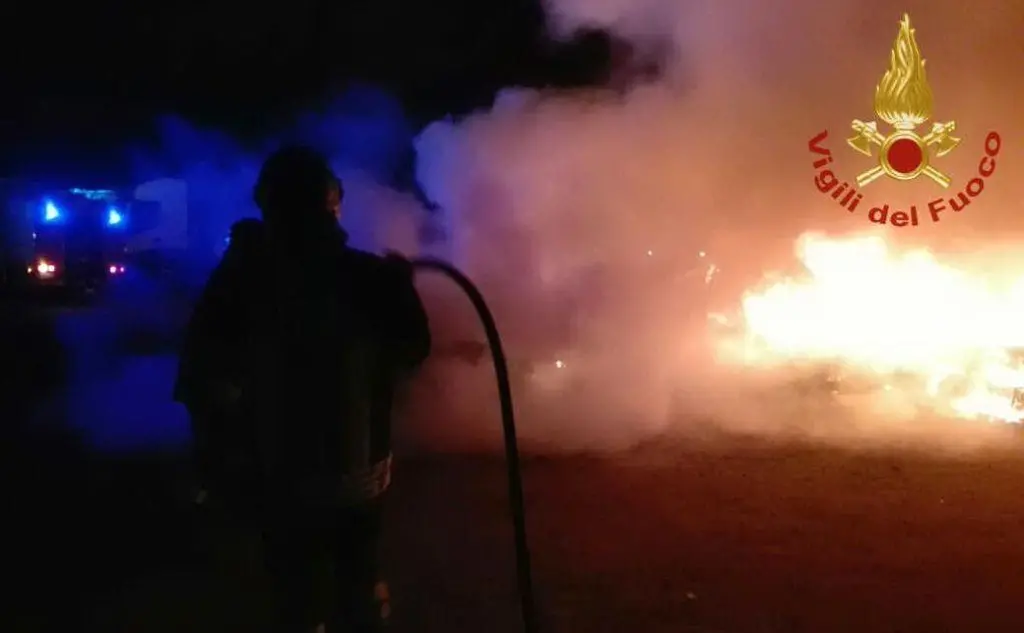 Una delle auto in fiamme