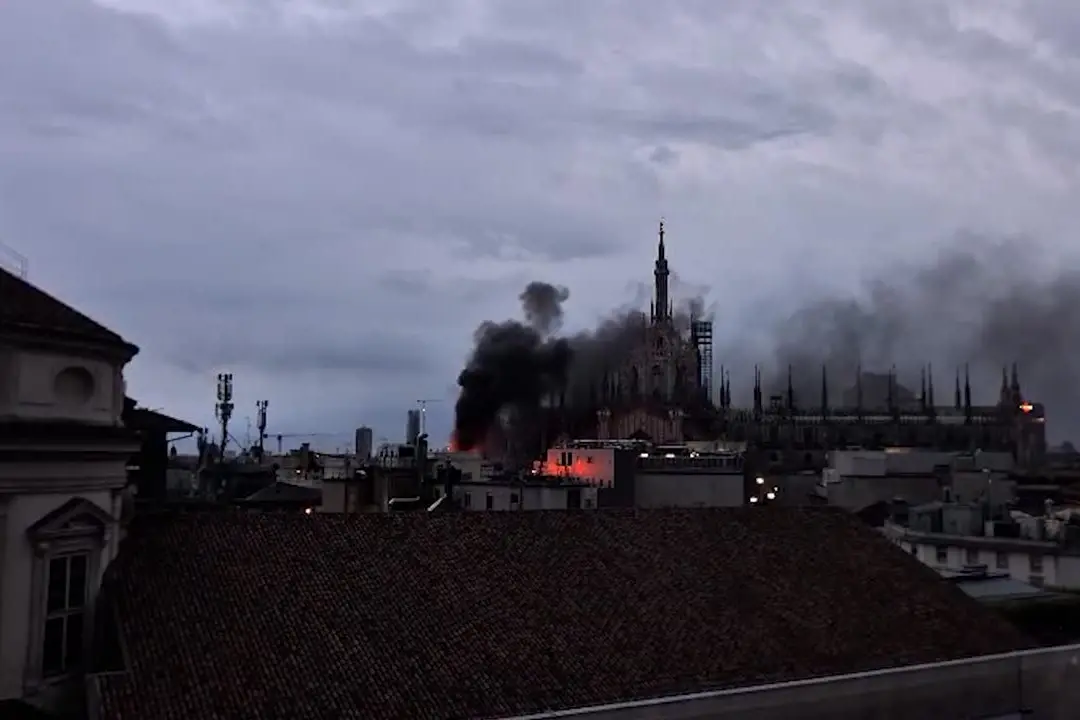 Incendio in un palazzo vicino alla Rinascente a Milano: vigili sul posto