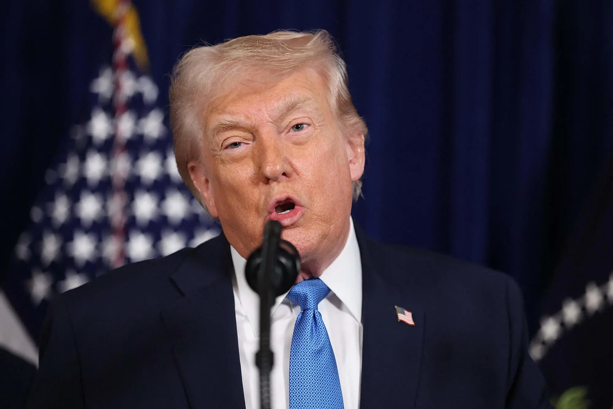 Attacco Usa in Venezuela: la dottrina Monroe e la “diplomazia delle cannoniere” PALM BEACH, FLORIDA - JANUARY 03: U.S. President Donald Trump addresses the media during a news conference at his Mar-a-Lago club on January 03, 2026, in Palm Beach, Florida. President Trump confirmed that the U.S. military carried out a large-scale strike in Caracas overnight, resulting in the capture of Venezuelan leader Nicolas Maduro and his wife, Cilia Flores. Joe Raedle/Getty Images/AFP (Photo by JOE RAEDLE / GETTY IMAGES NORTH AMERICA / Getty Images via AFP)