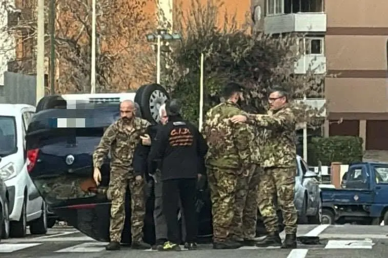 I soccorsi dei militari all’anziano automobilista (foto Ministero della Difesa)
