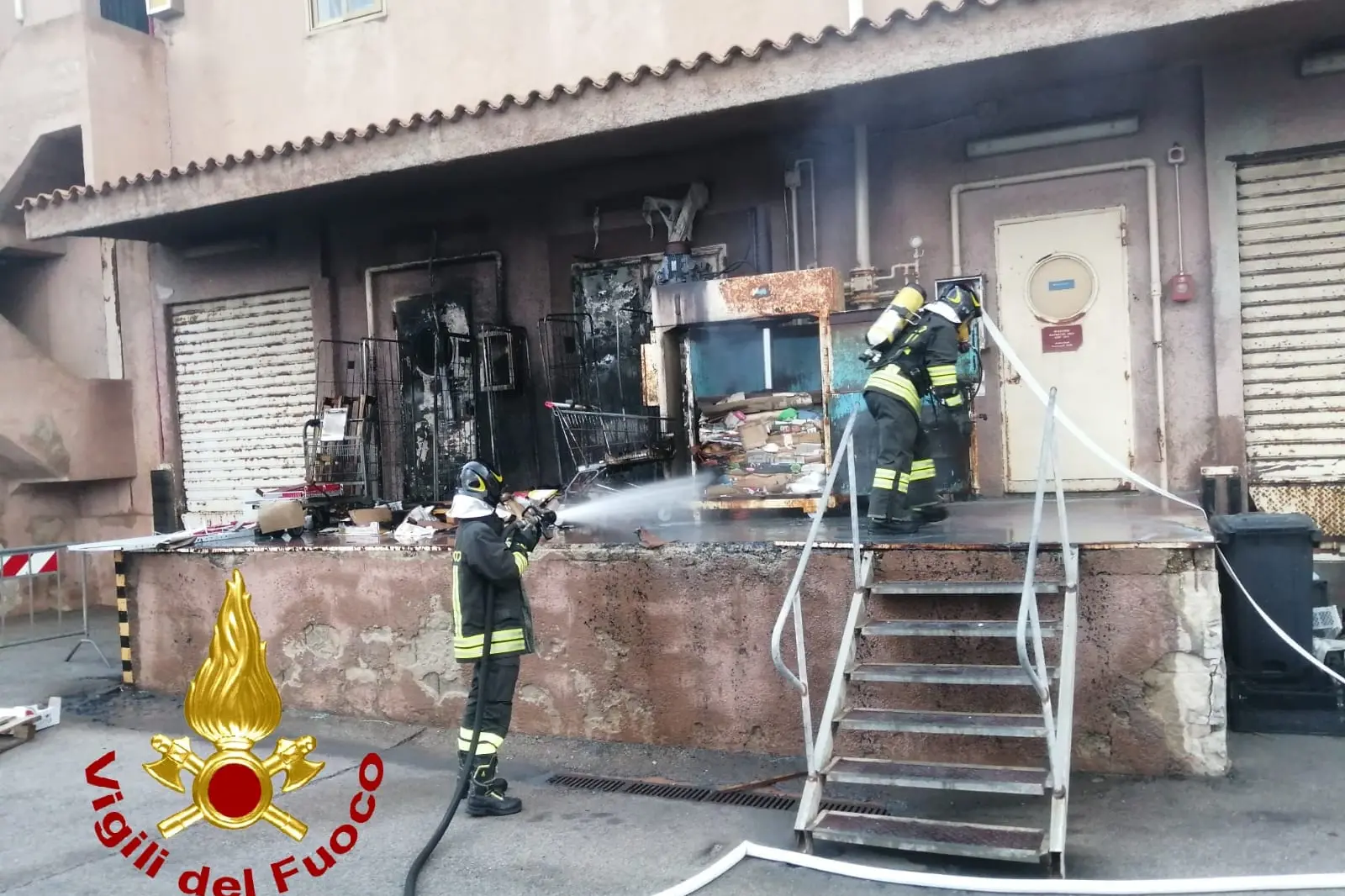 L'intervento dei vigili del fuoco a La Maddalena (foto vvff)