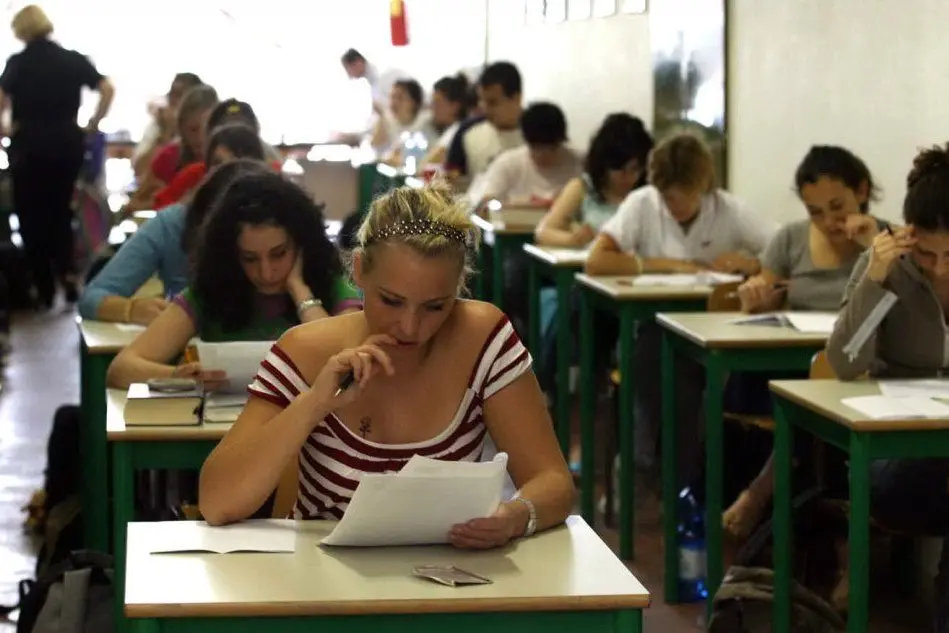 Maturandi impegnati nell'esame (Ansa)