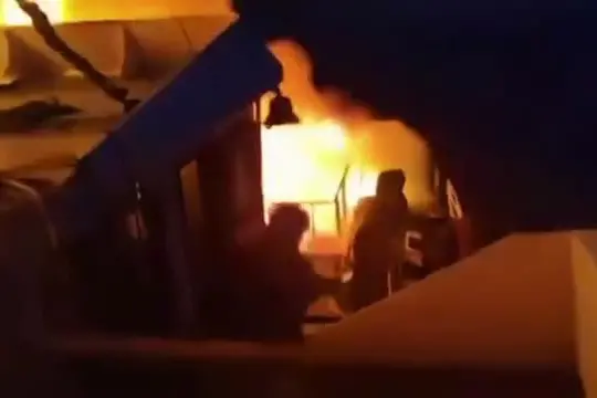 Filippine, fiamme su un traghetto: almeno 5 morti e oltre 80 dispersi