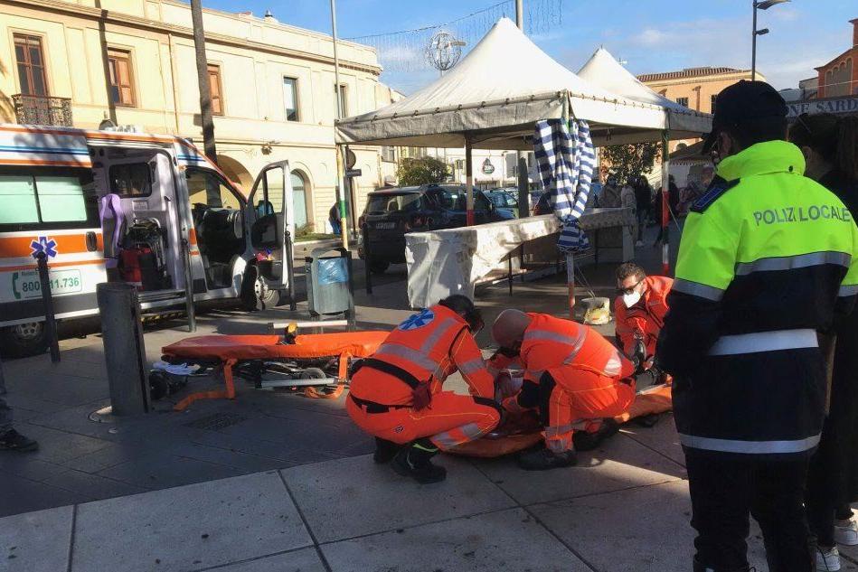 Cade sul marciapiede sconnesso in piazza Roma a Oristano