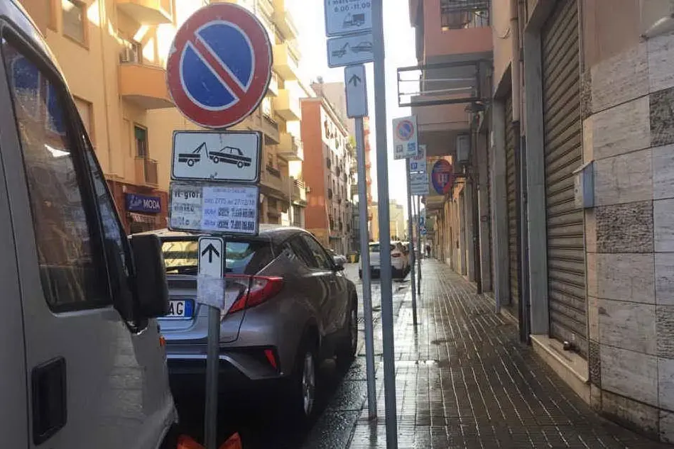 Il cartello di divieto di sosta con rimozione in via Ariosto (foto Marcello Cocco)