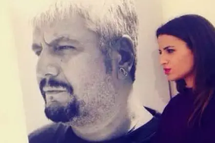 Sara Daniele posa accanto a un poster di papà Pino (Instagram)