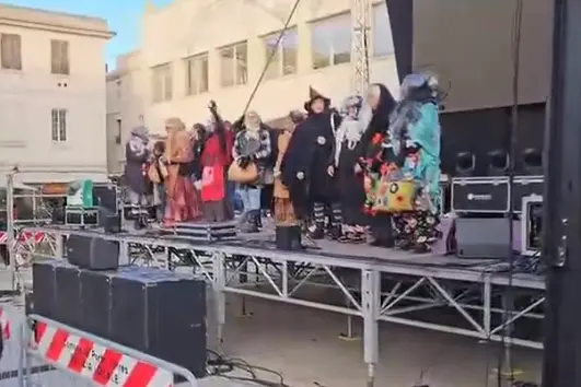 Le befane sul palco a Porto Torres (foto Pala)