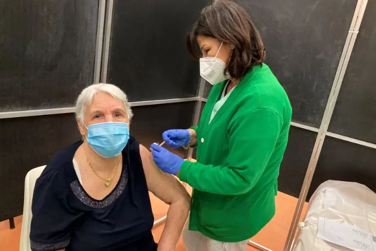 Angela Apicella, prima vaccinata con terza dose a Porto Torres (foto M.Pala)