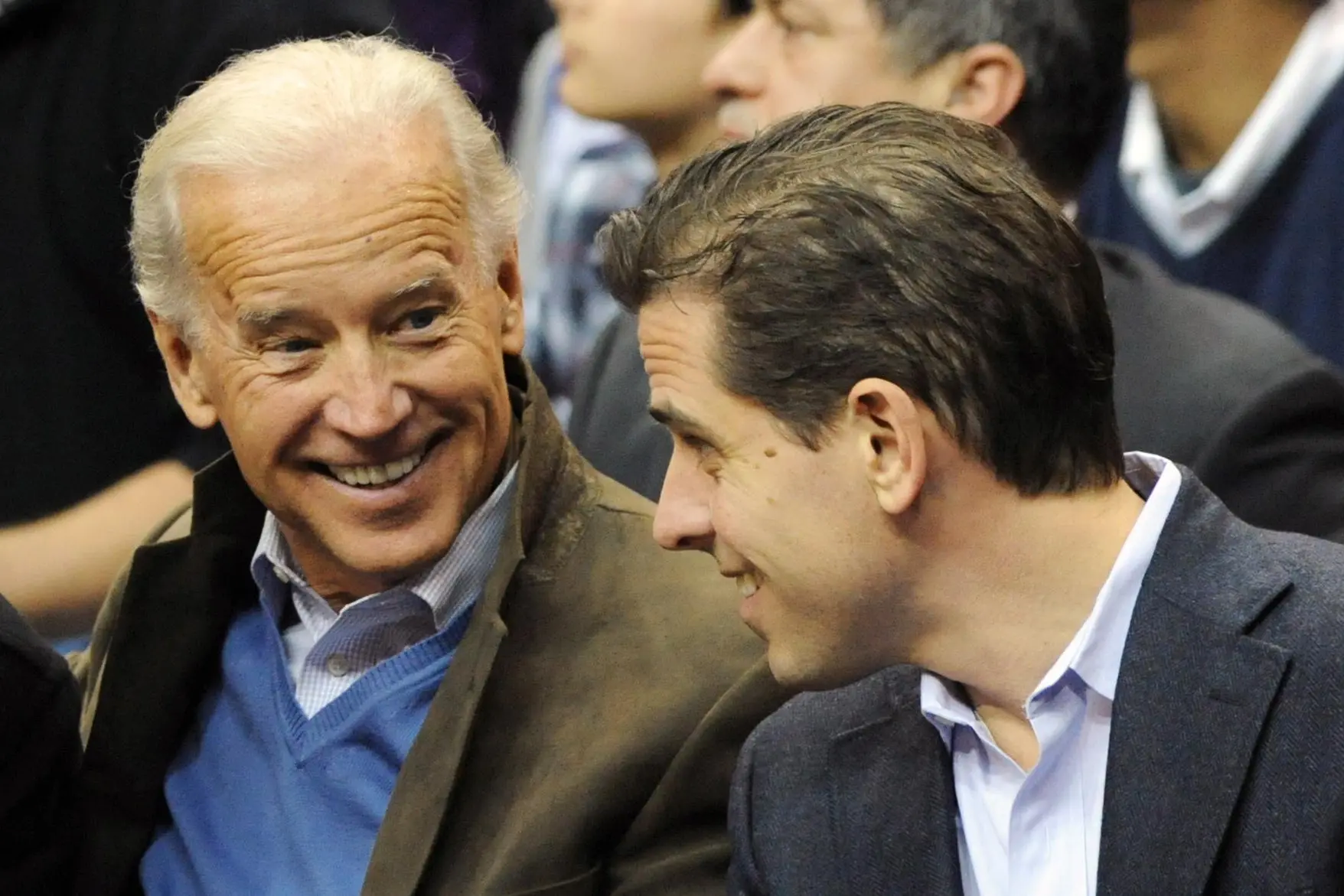 Joe Biden con il figlio Hunter (Ansa)