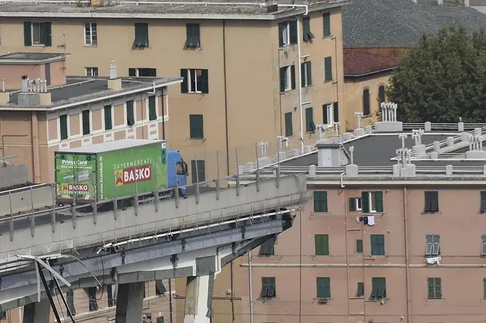 Il camionista salvo per miracolo, si è fermato giusto in tempo