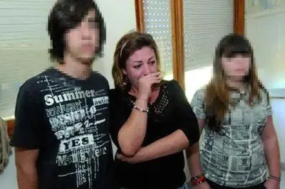 La donna in lacrime durante lo sfratto