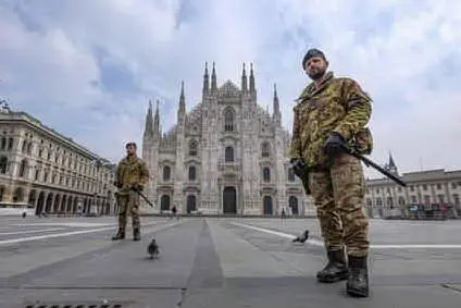 Militari in piazza Duomo (Ansa)