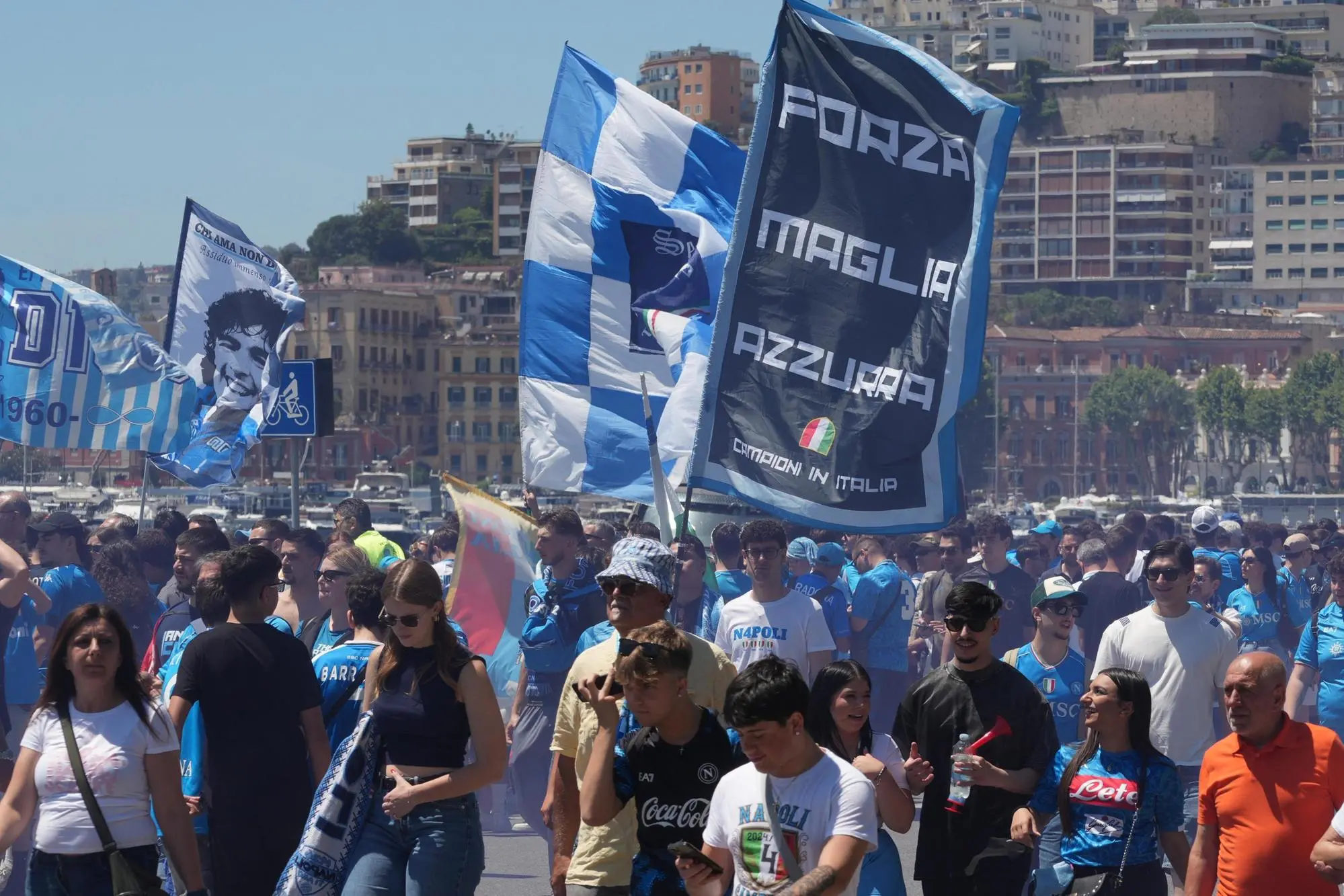 I tifosi del Napoli in via Caracciolo per la festa scudetto (foto Ansa)