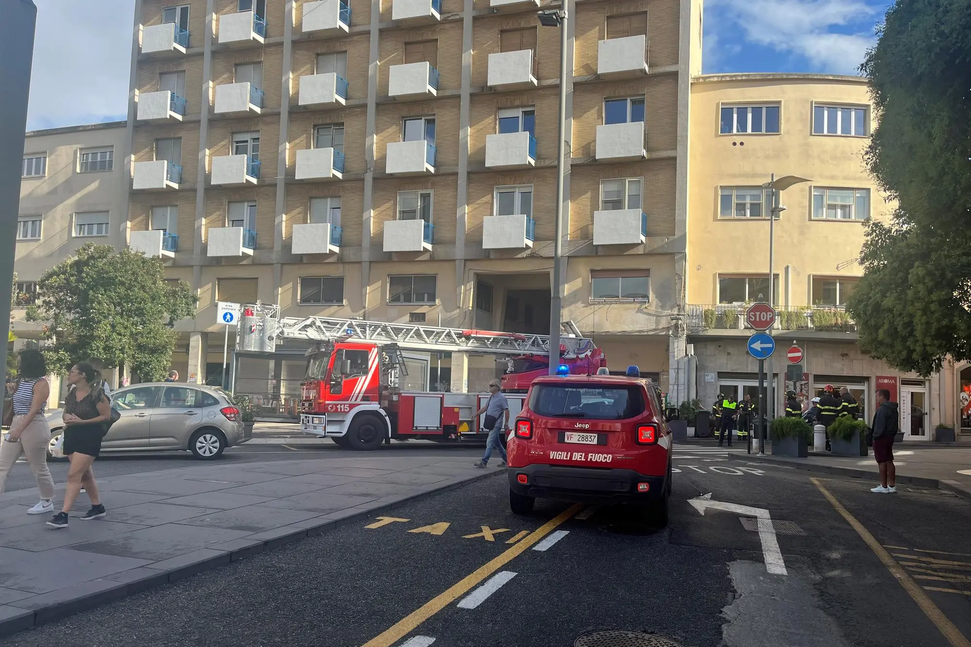 L'intervento dei vigili del fuoco in piazza Roma a Oristano