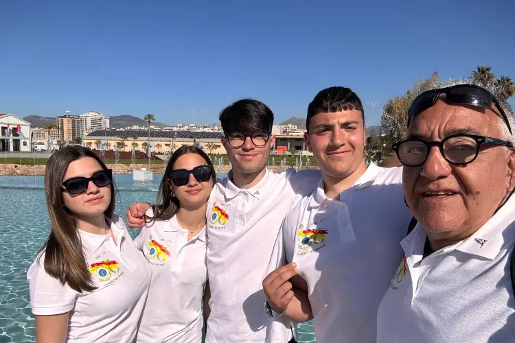 Gli studenti del Nautico con il docente (foto concessa)