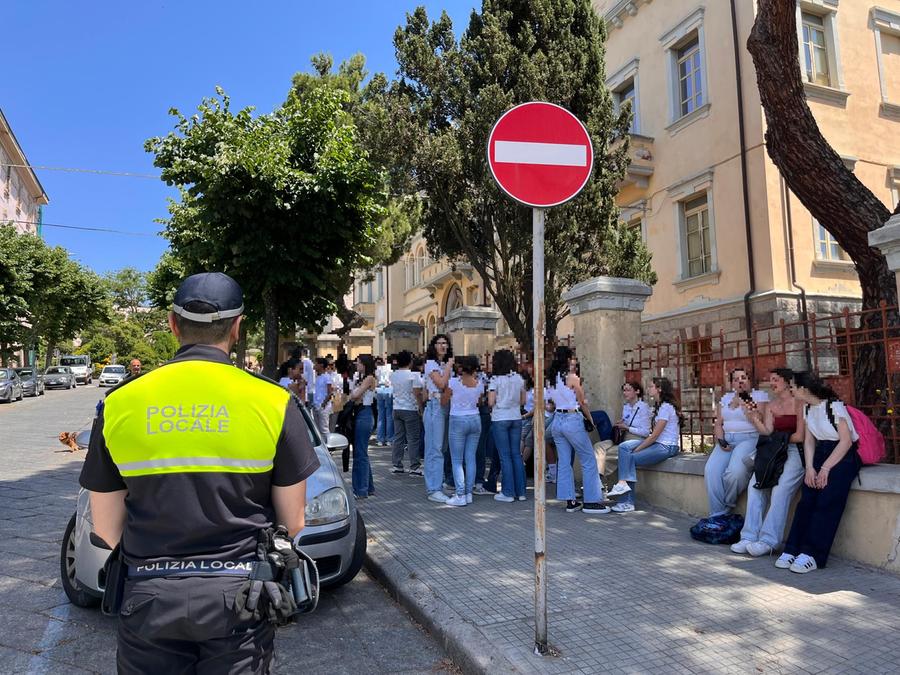 Asproni, 400 studenti in corteo davanti alla scuola chiusa da tre anni: «Restituiteci la nostra sede»