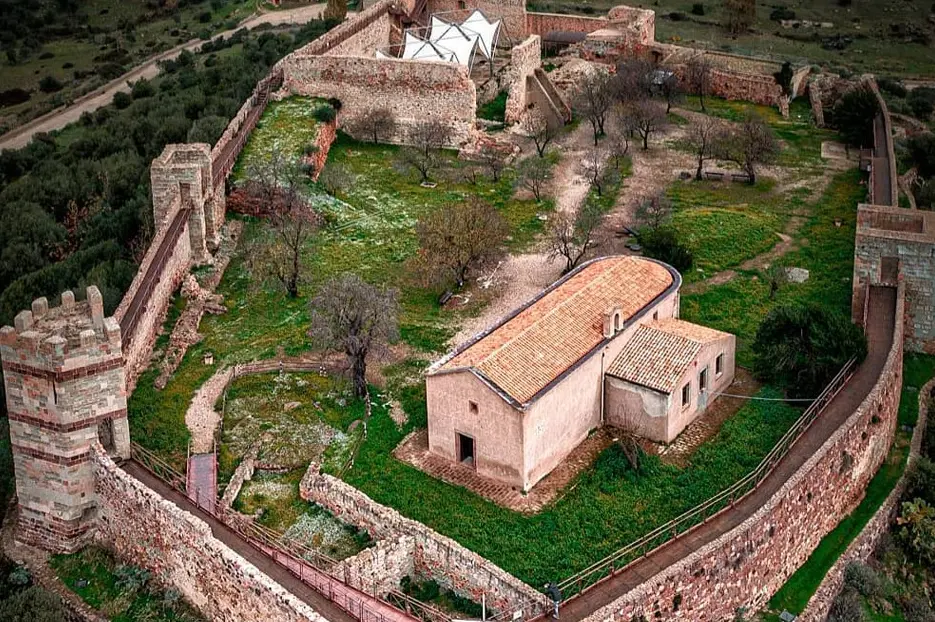 Castello Bosa (Foto Valentino Selis da Unione on line)