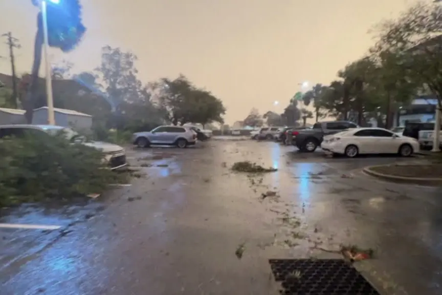 Piogge torrenziali e blackout, l'uragano Isaias in Florida