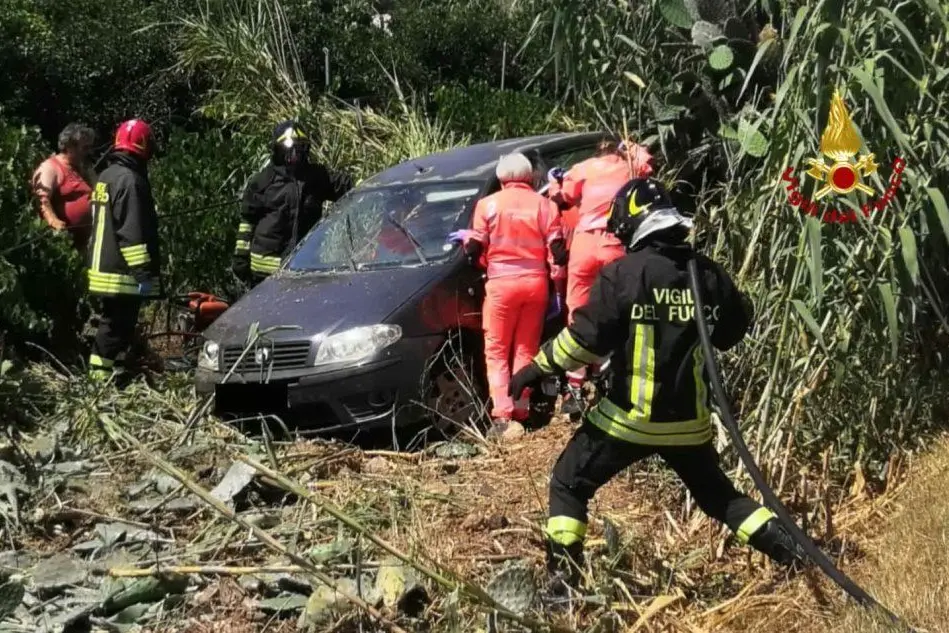 L'auto coinvolta nell'incidente (foto Vigili del fuoco di Cagliari)