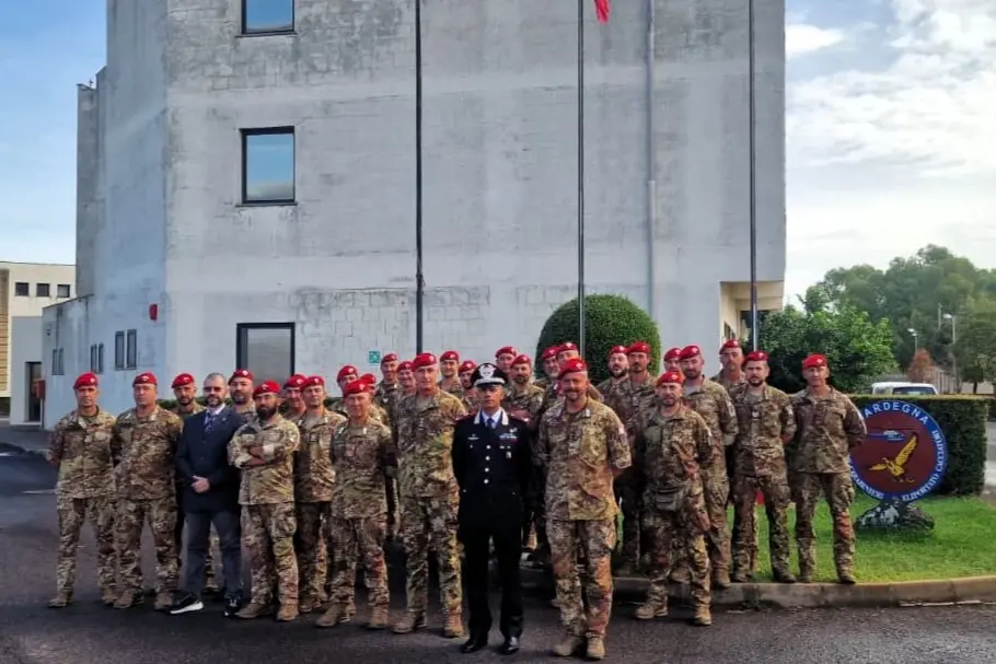 I Cacciatori di Sardegna con il comandante della Legione, generale Francesco Rizzo (foto concessa)