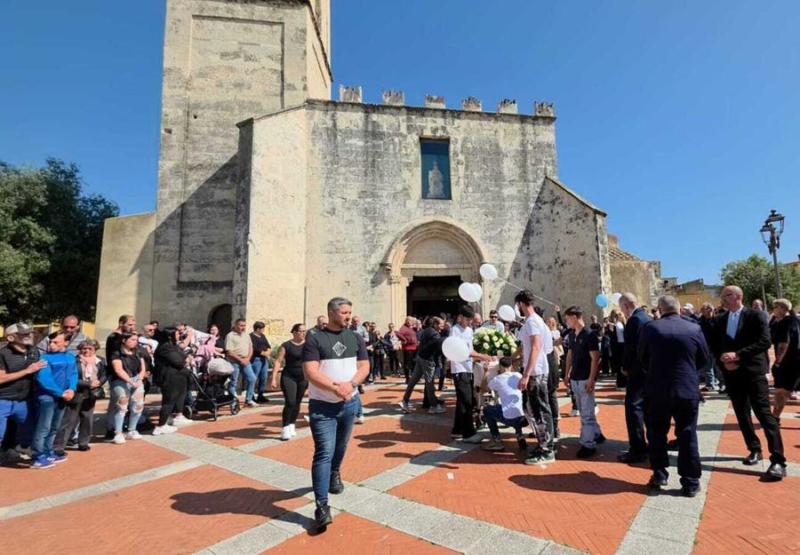 Musica e magliette bianche per l’addio a Michele