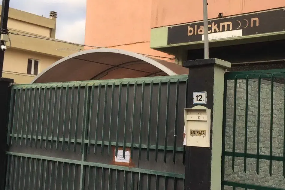 L'ingresso del night Black moon di Oristano