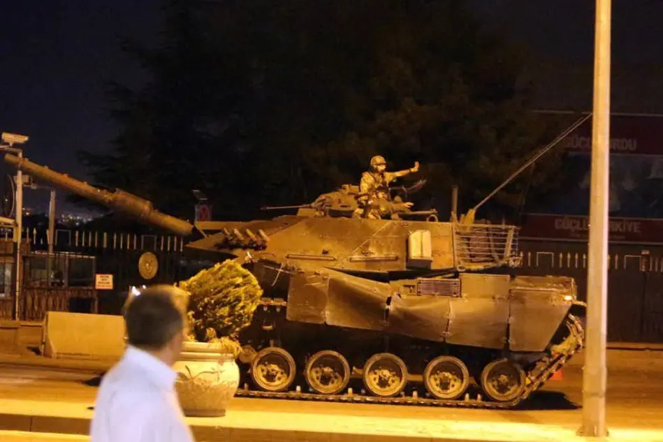 Carro armati ad Ankara nei giorni del golpe (ansa)