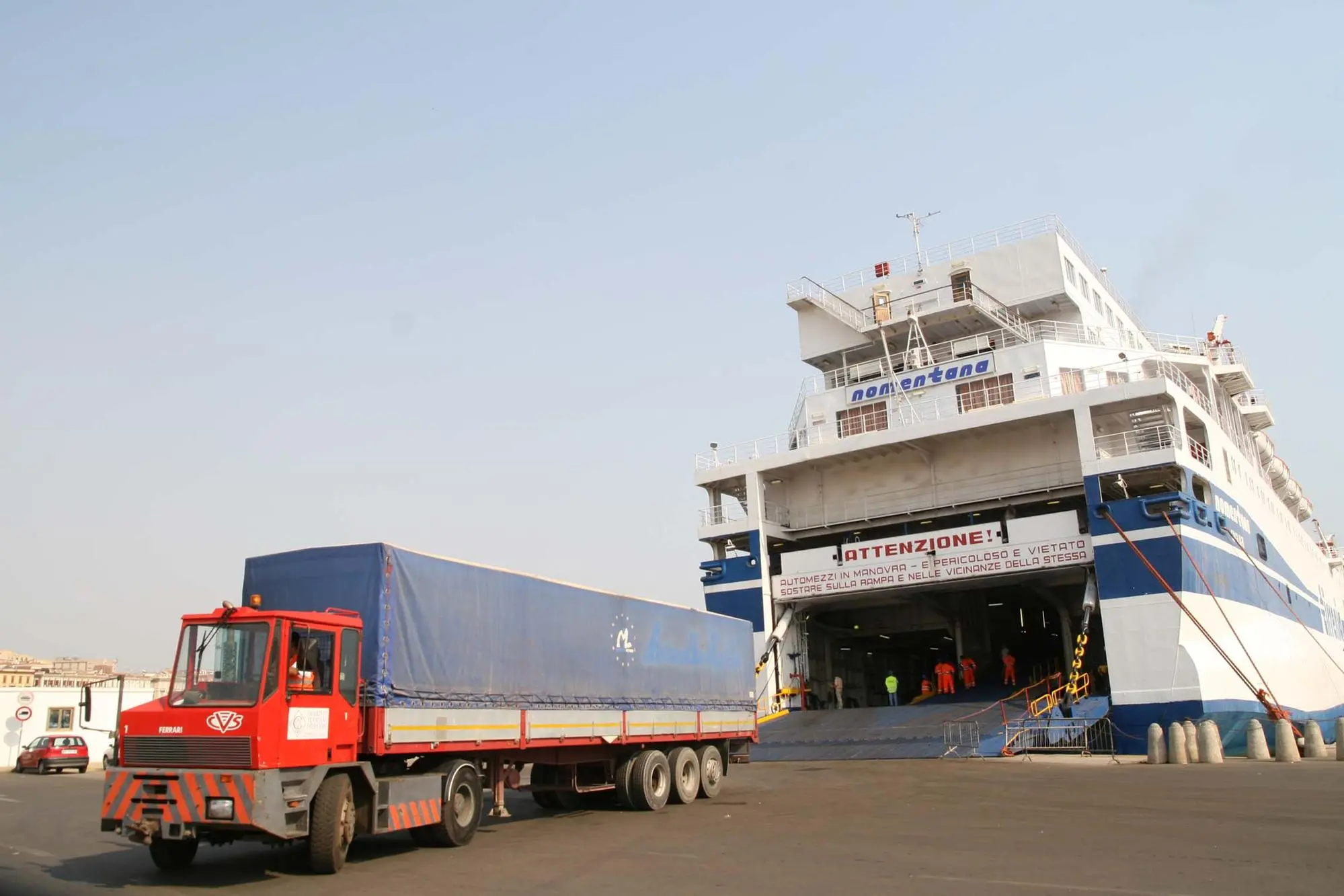 cagliari porto di via roma problemi con l'imbarco di rimorchi e semirimorchi nelle foto la nave gialle mandata in soccorso delle normali navi di linea, il segretario della FITACNA beppe gamoi ( con la barba) ed il presidente della FITACNA pietro saiu (polo blu marina yachting) e un autotrasportatore antonello anatella ( polo blu lacoste) foto fabio marras