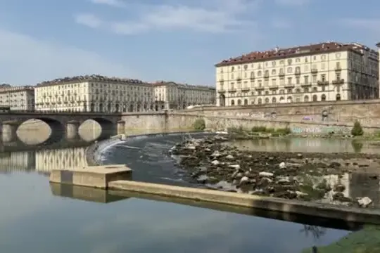 Il fiume Po è ai minimi storici, a Torino alghe e secche