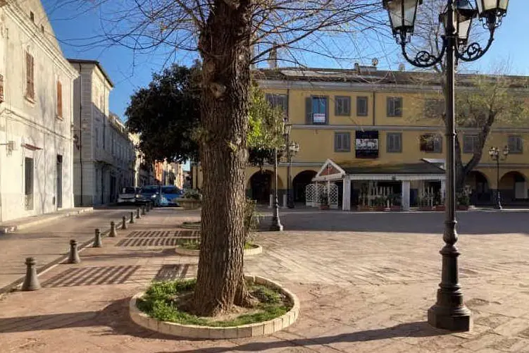 Attività commerciali in piazza Garibaldi (foto Pala)
