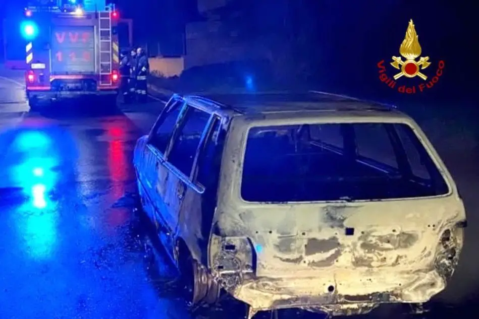 Uno dei mezzi distrutti dalle fiamme