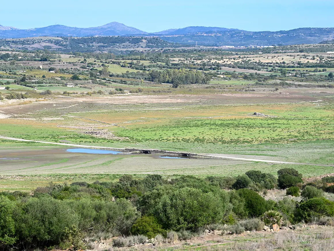 Il bacino del cuga a secco con il nuraghe Chesseddu riemerso per la siccità -