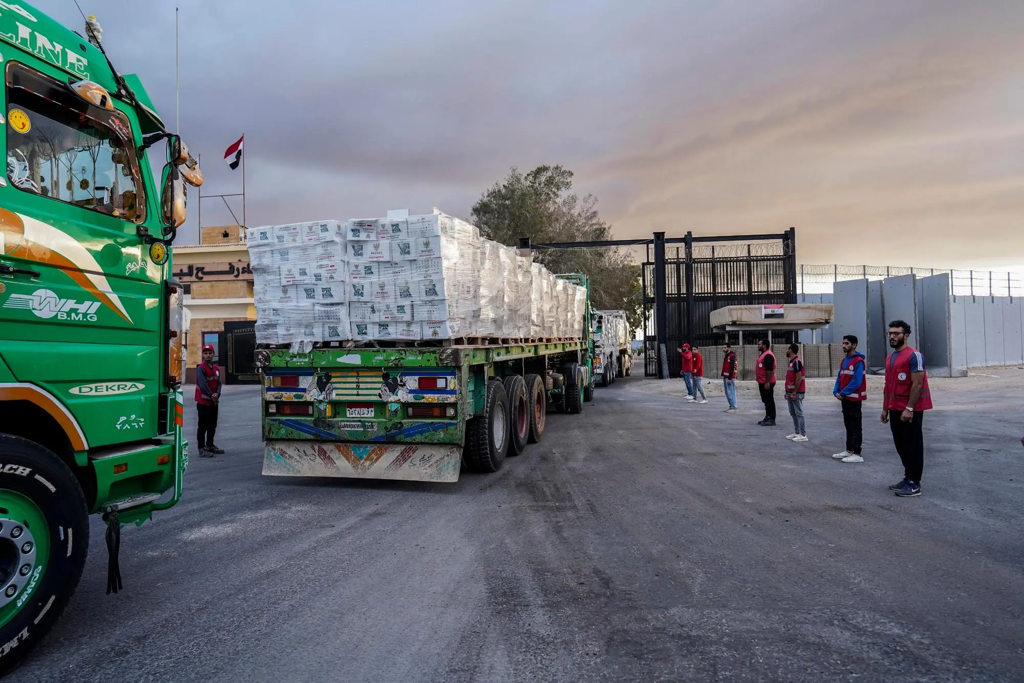 I camion degli aiuti umanitari si dirigono verso il valico di Rafah, tra l’Egitto e la Striscia di Gaza (foto Ansa)