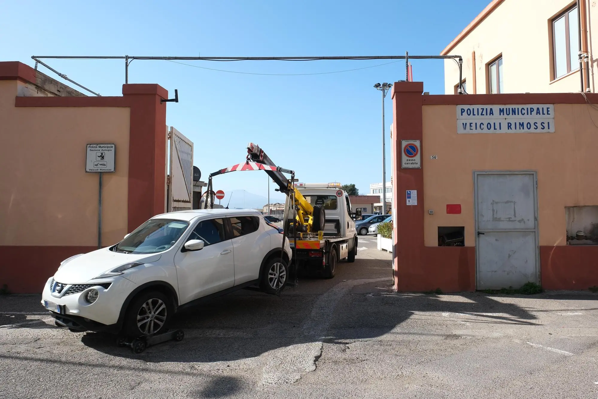 Il deposito delle auto rimosse in viale Monastir, a Cagliari (Ungari)