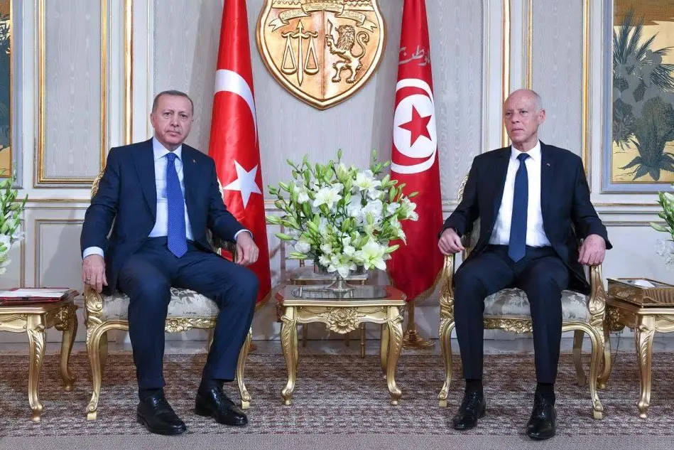 Erdogan, a destra, a Tunisi, ricevuto dal presidente tunisino Kais Saied