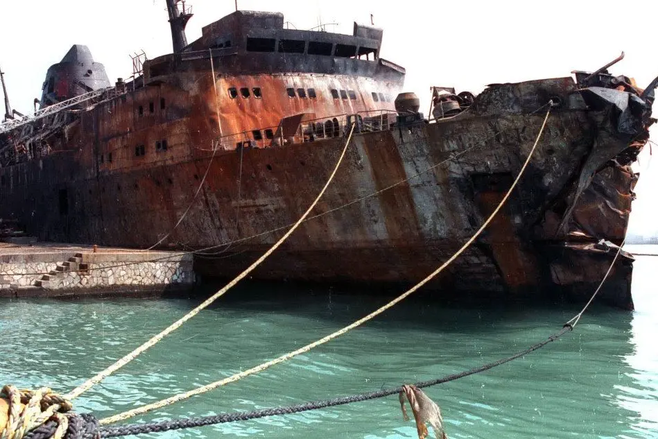 Il traghetto bruciato dopo la collisione con la petroliera Agip Abruzzo (Ansa)