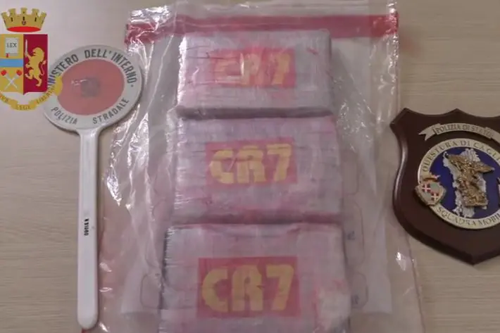 La cocaina sequestrata (fermo immagine da video Polizia)
