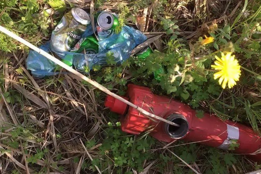 Un idrante divelto in via Fiume